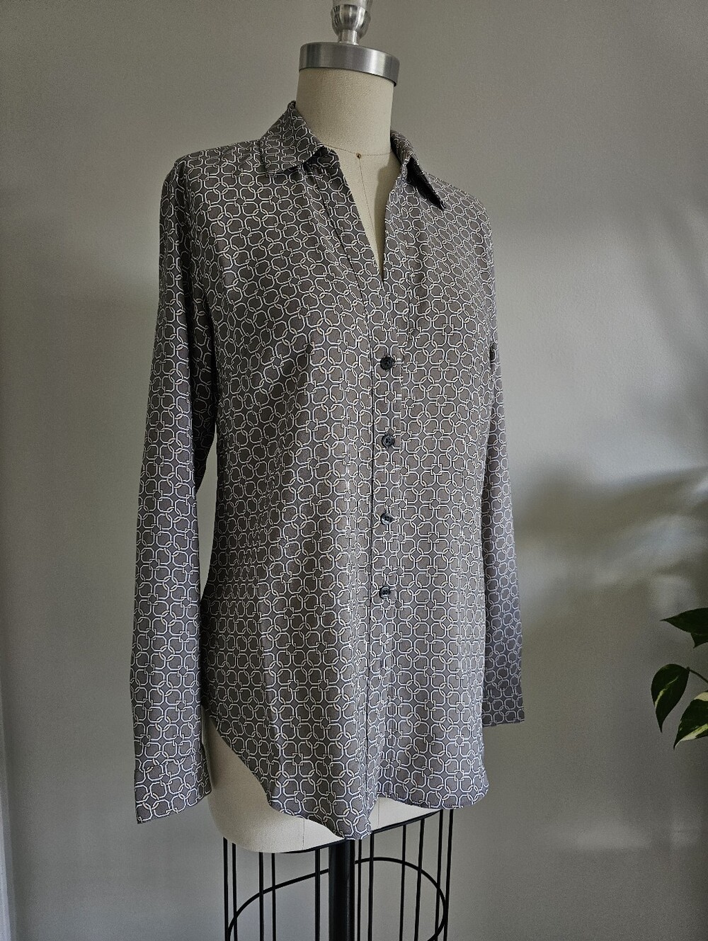 ANN TAYLOR grey with white and cream geometric chain print button down blouse